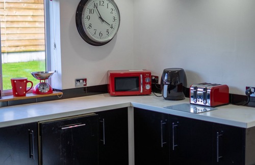Penybont Cabaña | THE OLD POST OFFICE, pet friendly, with hot tub in Llandrindod Wells