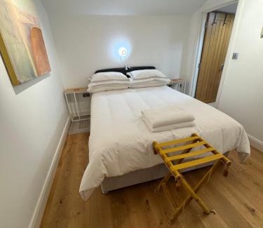 Beechingstoke Cama Y Desayuno | The Old Pub - Boutique Private Cellar, Sauna & Gym, King Size Bed, Self Contained Kitchenette including Continental Breakfast, Snacks and Mini Bar