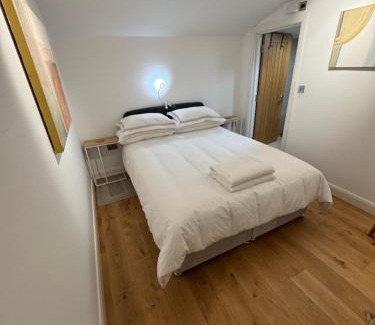 Beechingstoke Cama Y Desayuno | The Old Pub - Boutique Private Cellar, Sauna & Gym, King Size Bed, Self Contained Kitchenette including Continental Breakfast, Snacks and Mini Bar