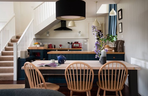 Hume Cabaña | The Old School, Hume - sleeping 4 guests in 2 bedrooms