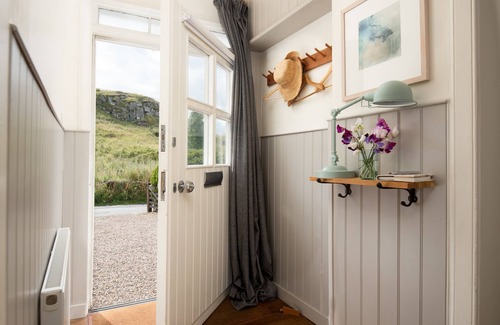Hume Cabaña | The Old School, Hume - sleeping 4 guests in 2 bedrooms