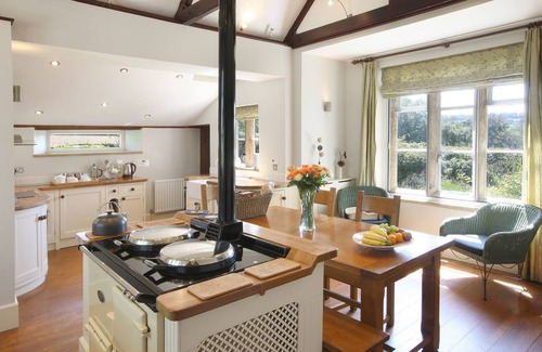 South Perrott Casa | The Old School - sleeps 6 guests in 3 bedrooms