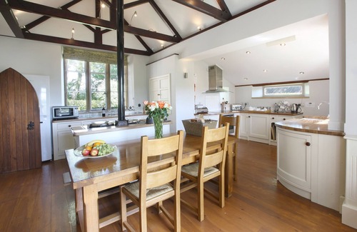 South Perrott Casa | The Old School - sleeps 6 guests in 3 bedrooms
