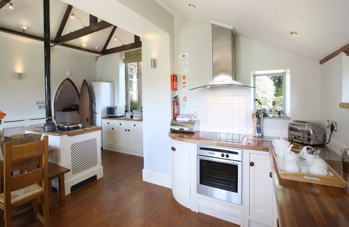South Perrott Casa | The Old School - sleeps 6 guests in 3 bedrooms