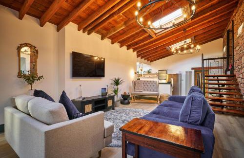 Alyth Casa | The Old Stables - Hot Tub, Sauna and Cinema