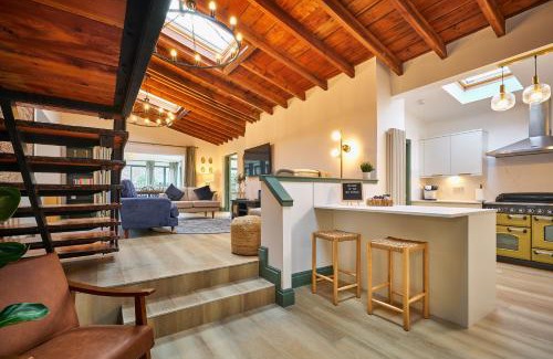 Alyth Casa | The Old Stables - Hot Tub, Sauna and Cinema