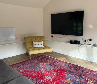 Barford St Martin Casa | The Old Stables - Self Contained Cottage - Hot Tub and Pool