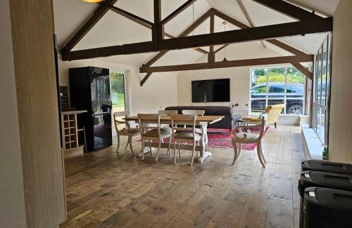 Barford St Martin Casa | The Old Stables - Self Contained Cottage - Hot Tub and Pool