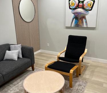 Northwest Calgary Apartamento | The Old Trafford - Stylish 2 bed suite