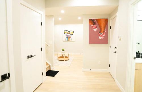 Northwest Calgary Apartamento | The Old Trafford - Stylish 2 bed suite