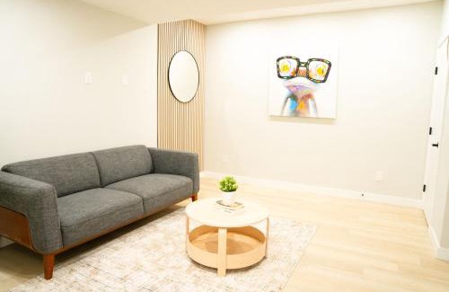 Northwest Calgary Apartamento | The Old Trafford - Stylish 2 bed suite