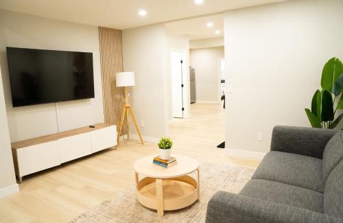 Northwest Calgary Apartamento | The Old Trafford - Stylish 2 bed suite