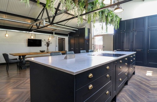 Sittingbourne Cabaña | THE OLD WORKSHOP, family friendly, with hot tub in Harrietsham