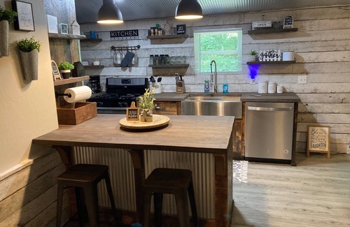 Stockdale Casa | The Ole' Farmhouse w Guest Suite and Hot Tub