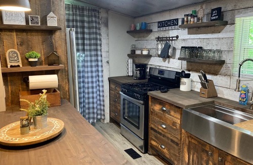 Stockdale Casa | The Ole' Farmhouse w Guest Suite and Hot Tub