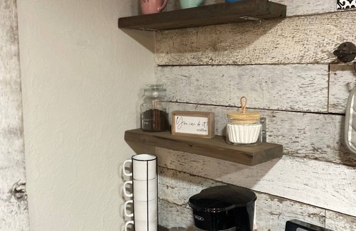 Stockdale Casa | The Ole' Farmhouse w Guest Suite and Hot Tub