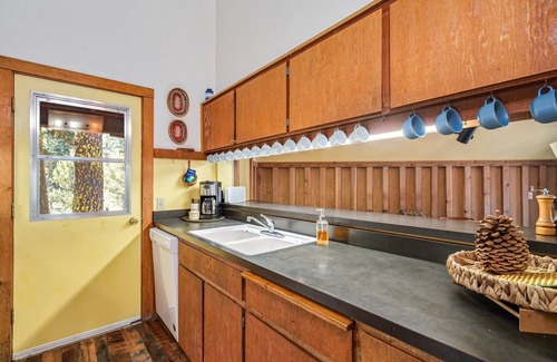 Bear Valley Cabina | The only Bear Valley lakefront + beachfront cabin with ski in-out access
