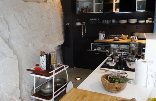 Vicopelago Villa | UNO DE UNA CLASE, Villa de piedra y casa de huéspedes con techo y piscina con faldón ecológico
