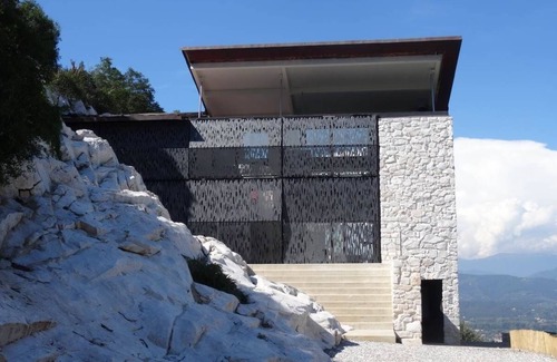 Vicopelago Villa | UNO DE UNA CLASE, Villa de piedra y casa de huéspedes con techo y piscina con faldón ecológico