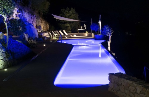 Vicopelago Villa | UNO DE UNA CLASE, Villa de piedra y casa de huéspedes con techo y piscina con faldón ecológico