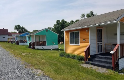 Ellsworth Cabaña | The Orange Cottage @Twin Hills Cottages