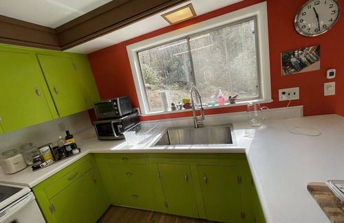 Andrews Casa | The Orange House, Your Creekside Mountain Getaway!