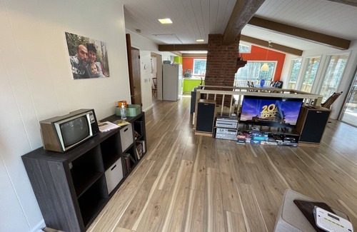 Andrews Casa | The Orange House, Your Creekside Mountain Getaway!