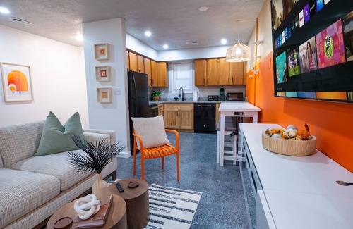 Lawrence Apartamento | The Orange Lounge - 8 min to KU/Downtown
