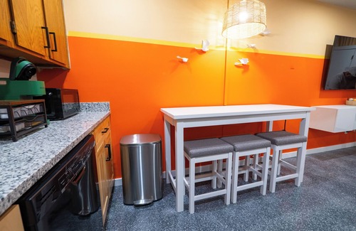 Lawrence Apartamento | The Orange Lounge - 8 min to KU/Downtown
