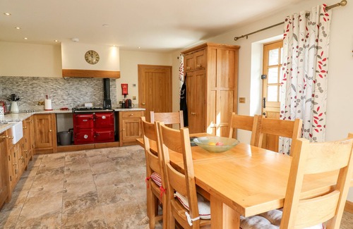Llangunllo Cabaña | THE ORCHARD, pet friendly, luxury holiday cottage in Knighton