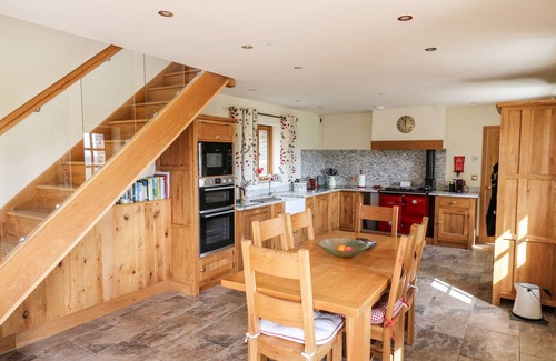 Llangunllo Cabaña | THE ORCHARD, pet friendly, luxury holiday cottage in Knighton