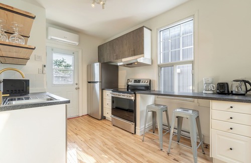 Youville Apartamento | The Orchid | Office | WIFI | TV | Balcony | Park