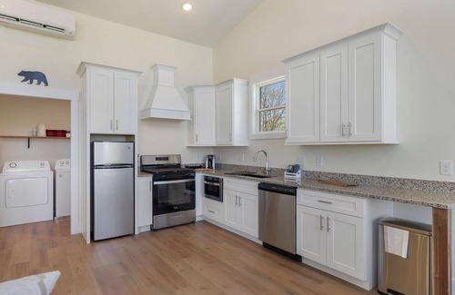 Smithville Apartamento | The Otterbox Skyloft ,a luxury guest house at the lake, indoor hot tub , darts