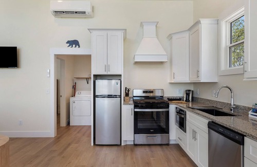 Smithville Apartamento | The Otterbox Skyloft ,a luxury guest house at the lake, indoor hot tub , darts