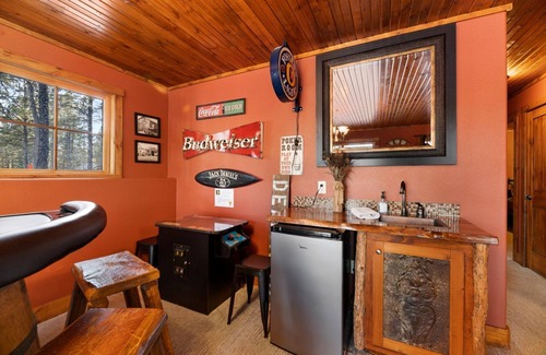 Deadwood Cabina | Nueva cabaña cerca de Deadwood Sleeps 14! Bañera de hidromasaje, 2 chimeneas, acceso a la piscina.
