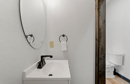Sevierville Casa | The Outlaw - The Ultimate Cabin with Pool, Hot Tub & Games!