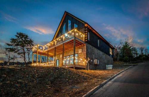 Sevierville Casa | The Outlaw - The Ultimate Cabin with Pool, Hot Tub & Games!