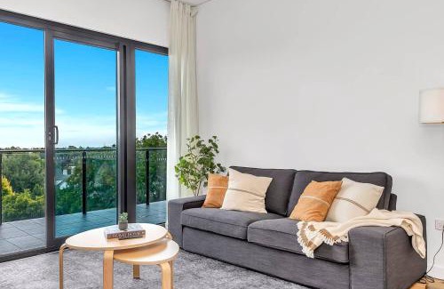 Parkside Apartamento | 'The Outlook' Light-filled Nordic Contemporary