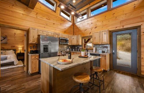 Chalet Village Chalet De Esquí | The Overlook - '21 Cabin - Gorgeous Unobstructed Views - Fire Pit Table - GameRm - HotTub - Xbox - Lots of Bears