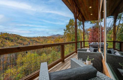 Chalet Village Chalet De Esquí | The Overlook - '21 Cabin - Gorgeous Unobstructed Views - Fire Pit Table - GameRm - HotTub - Xbox - Lots of Bears