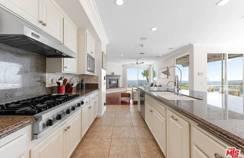 Los Angeles County Villa | The Overlook – 5BR - Movie Room- EV Charger- Hoops