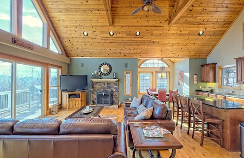 Hayesville Casa | The Overlook - by Chatuge Home Concierge Awesome lake and mountain views, fire pit, hot tub, gas grill