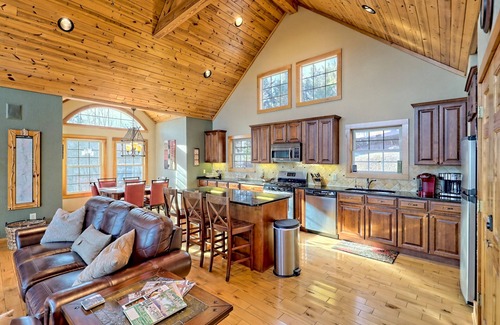Hayesville Casa | The Overlook - by Chatuge Home Concierge Awesome lake and mountain views, fire pit, hot tub, gas grill