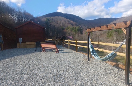 Wilson Creek Cabina | The Overlook Cabin near Grayson Highlands - Arcade & Theater