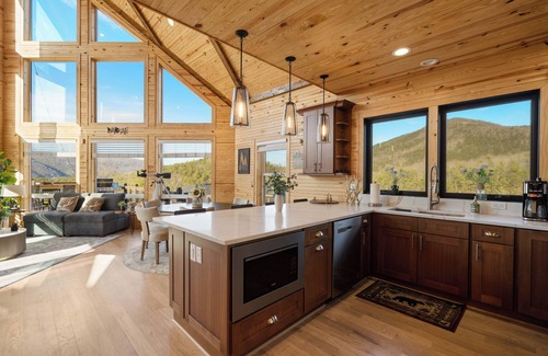 Milam Cabina | The Overlook Lodge - Exclusive 5BR Luxury Retreat with Panoramic Views