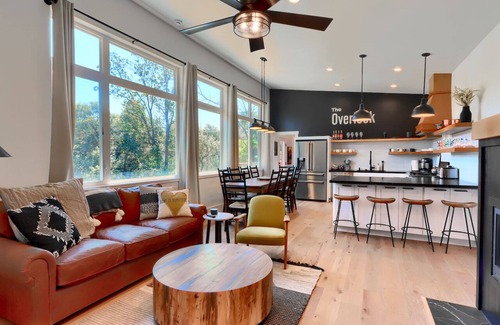 Mariposa Casa | The Overlook, modern home in town with AC, WiFi, Bocci Ball
