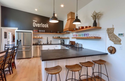 Mariposa Casa | The Overlook, modern home in town with AC, WiFi, Bocci Ball