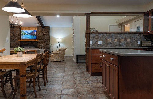 Fayetteville Casa | The Overlook on Mt Sequoyah~ Hot Tub~ 1mi from UofA campus and downtown!