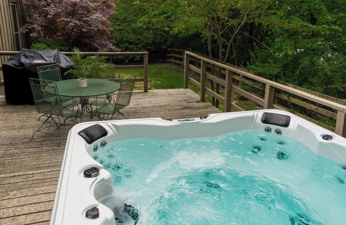 Fayetteville Casa | The Overlook on Mt Sequoyah~ Hot Tub~ 1mi from UofA campus and downtown!