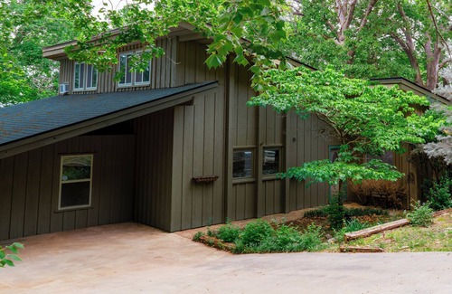 Fayetteville Casa | The Overlook on Mt Sequoyah~ Hot Tub~ 1mi from UofA campus and downtown!